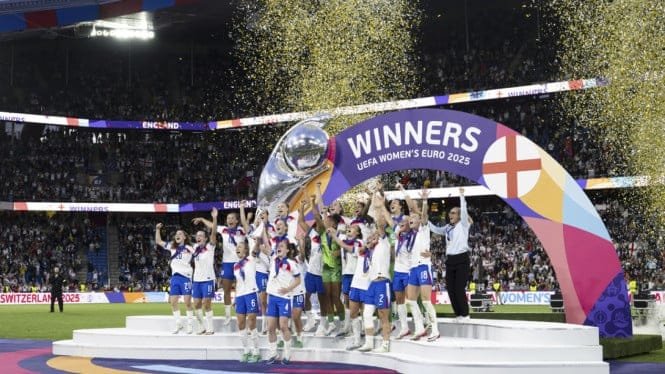 6886aeac193a6-timnas-inggris-juara-piala-eropa-wanita-2025_665_374.jpg