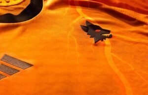 Roma con el kit Kitting Orange Away para 2025/26