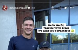 El joven fanático del tenis abierto de los Estados Unidos ha vuelto a combinar con un jugador cuya gorra fue arrebatada por el pueblo egoísta de la multitud de él