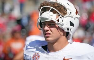 Los fanáticos del fútbol universitario se acumulan mal en Paul Finboum.