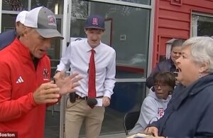 La mujer de momentos increíbles finalmente se reunió con el perro Flutty para devolver el largo monumento de QB icónico después de 32 años.