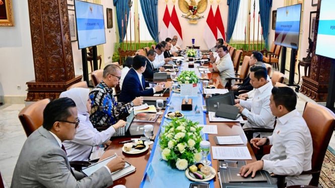1756164999_68ac6d12147c3-prabowo-pimpin-rapat-terbatas-ratas-di-istana-merdeka_665_374.jpg