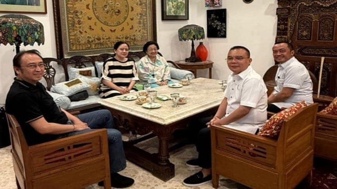 688ba6a6305a6-wakil-ketua-dpr-sufmi-dasco-ahmad-foto-bersama-megawati-dan-puan_665_374.jpg