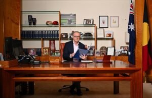 El vago libro de Antony Albaniz sentado en el escritorio y por qué explotó con el debate lógico central