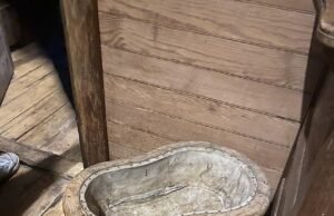 Cuenco de madera en las piernas que se encuentra en una barcaza del siglo XIX confunde a las personas, pero tiene un uso muy práctico