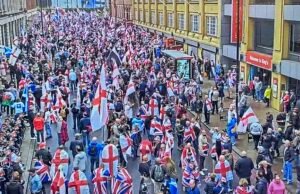 Los manifestantes antimigrantes y los contratiempos llegan a Londres para demos rivales, mientras que la policía cumplió con una respuesta “robusta” con 1.600 oficiales en las calles