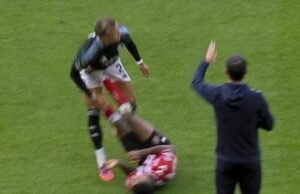 La estrella de Soundland mostró una tarjeta roja en la primera mitad para conducir violenta después de haber expulsado al Aston Villa Player en el tiempo de la locura