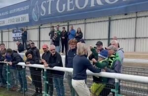 Robbie Savage famoso en el suelo con un joven fan en el momento cómodo, mientras que el ex hombre duro de la Premier League muestra su equipo más suave después de la victoria de Forest Green Rovers