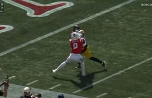 El comentarista de la NFL no puede resistirse a hacer una declaración tórrida sobre la transmisión en vivo