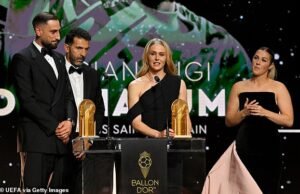 ¡De la reina de las paradas a la reina de los stops! Los fanáticos ven en el momento muy molesto, la estrella de la leona Hannah Hampton recupera el Balón de Oro en el escenario por delante del ex compañero de equipo de Inglaterra y su rival Mary Earps