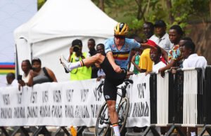 Los campeonatos mundiales de Remco Nirepoel ofrecen una oferta contra grandes contratiempos después de haber perdido el tiempo en las subidas, dos cambios en bicicleta y un vehículo de equipo retrasado