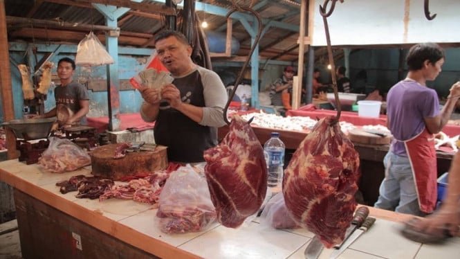 621a2d44adf23-pedagang-daging-sapi-di-pasar-slipi-jakarta-barat_665_374.jpg