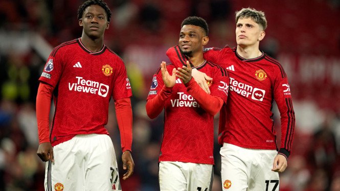 6652faea3c2e7-pemain-manchester-united-kobbie-maino-dan-amad-diallo_665_374.jpg