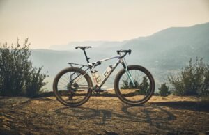 La nueva bicicleta de grava de senderismo de suspensión completa tiene un horquilla invisible, una eliminación masiva de neumáticos y “te ayudarás a respirar más fácilmente” (¡no, de verdad!)