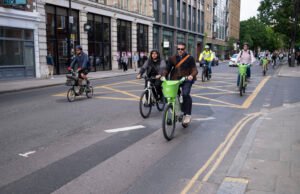 Desde el chalamet de Timothee en la alfombra roja y los distritos bordeados de bicicletas en “pierna de bicicleta baja” -london se enamoró de E-biking?