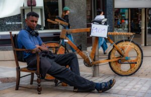 “ No tengo aire en los neumáticos y no puedo cambiar la velocidad ” – Conozca al hombre en bicicleta a lo largo del Reino Unido en una bicicleta de madera casera