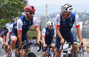 El ex campeón mundial Julian Alaphilippe, Mils trajo de vuelta, abandonó la carrera de la carretera por los hombres de élite después de solo 31 kilómetros