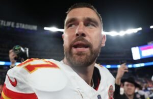 Andy Reid cepilla el barco de la línea lateral con Travis Kelce