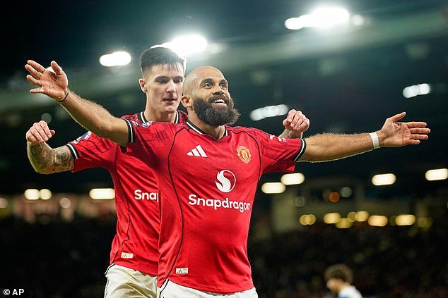 Man United ha tirado los dados con una inversión de verano de 225 millones de libras… y la sonrisa de Sir Jim Ratcliffe te dice que está resultando ser dinero bien gastado.