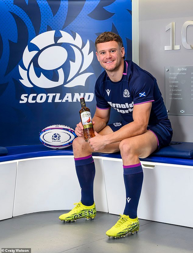 Darcy Graham se toma la fama y la fortuna con calma… ¡incluso si la mano voluble del destino a veces se interpone en su camino!