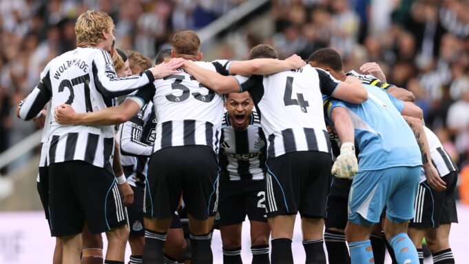1760790380_team-huddle-murphy-newcastle-united-nufc-2000.jpg