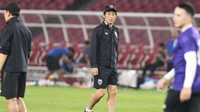 5d76776a0b1f4-pelatih-timnas-thailand-akira-nishino-tengah_665_374.jpg