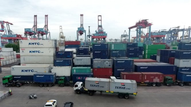 5dce8871cff94-target-pertumbuhan-ekonomi-indonesia-tahun-2020-peti-kemas-pelabuhan_665_374.jpg