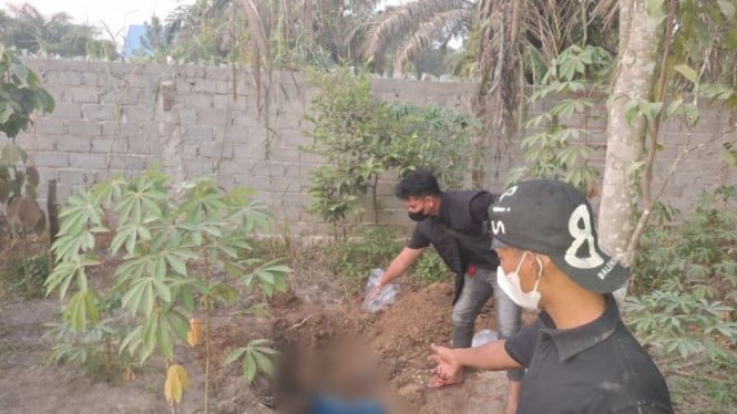 690317b6e6173-lokasi-ditemukan-mayat-terkubur-dibungkus-kain-terpal-di-area-kebun-siak-riau_665_374.jpg