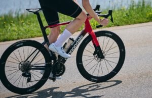 La parte suiza reacciona a la decisión de la UCI sobre la profundidad de las ruedas y lanza el juego de ruedas HADRON³ Ultimate 650