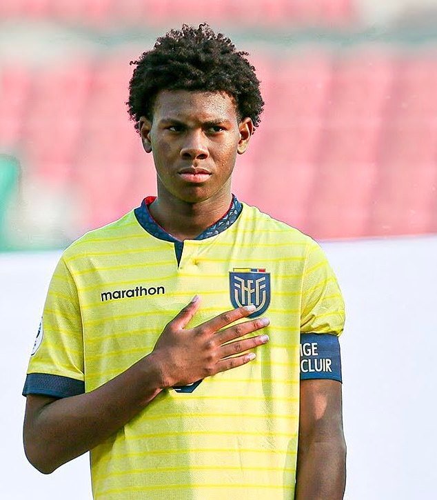 El Chelsea ficha a OTRO chico maravilla del antiguo club de Moisés Caicedo: el defensa de 16 años se unirá en 2028