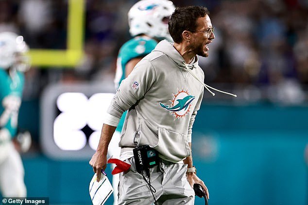 El entrenador de los Raging Dolphins, Mike McDaniel, se derrumba y les grita a los jugadores durante la derrota de los Ravens