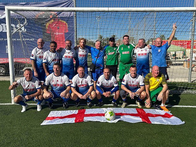 ¡No es exactamente un paseo por el parque! Alegría para el equipo de fútbol de Inglaterra para mayores de 50 años al retener la Copa Mundial de Naciones en la soleada España