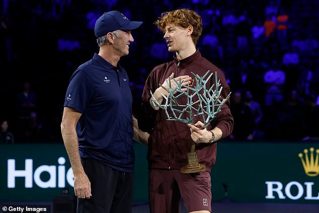 El entrenador de Jannik Sinner hace comentarios sutiles a Novak Djokovic tras sus comentarios sobre la acusación de dopaje del campeón de Wimbledon