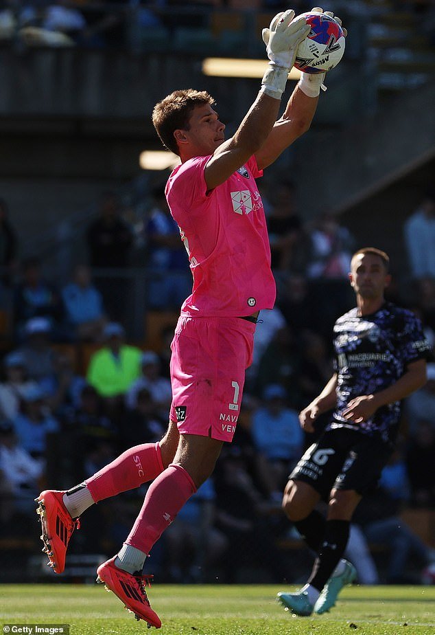 El futbolista australiano habla sobre los neumáticos de su auto que fueron cortados y arrojados con monedas por algunos de los fanáticos más despiadados del mundo.