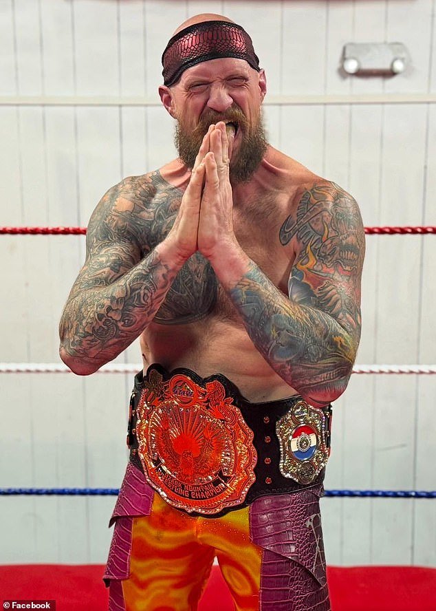 La ex esposa y el nuevo novio de la ex estrella de la WWE están acusados de asesinarlo tres días después del divorcio.