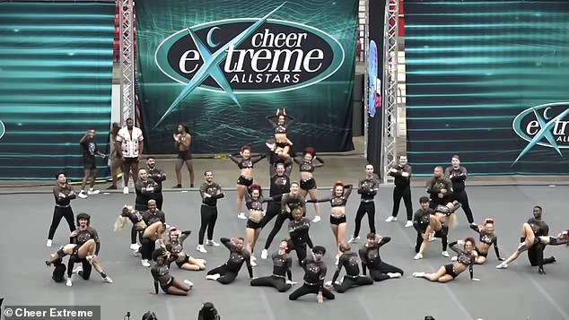 Los fanáticos detectan el misterioso gesto de Jordan Hudson durante su animado debut… mientras Bill Belichick observa