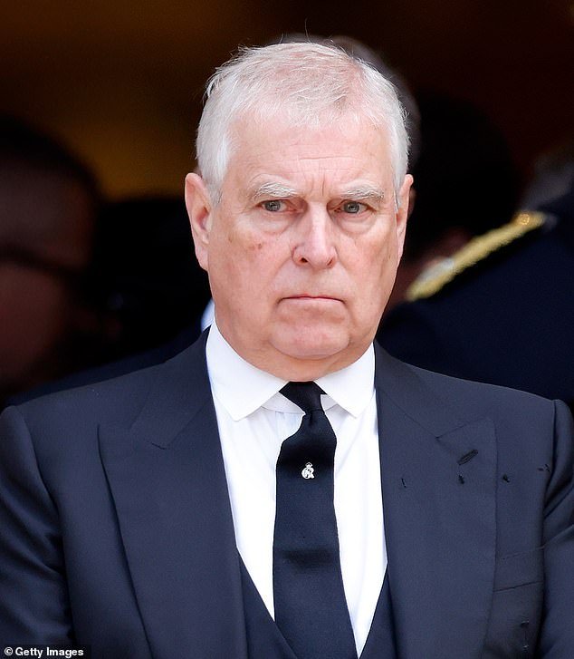 Andrew tuvo “sexos consensuales con una de las empleadas de Jeffrey Epstein”