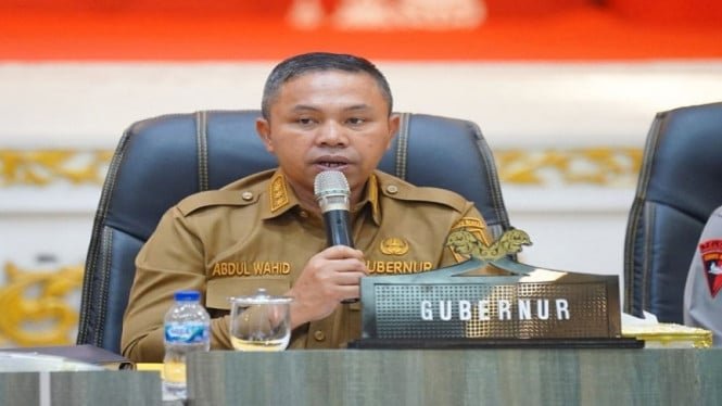 1762285700_68db4352e5c31-gubernur-riau-abdul-wahid_665_374.jpg