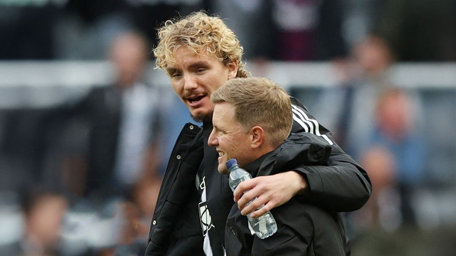 1763120438_woltemade-arm-around-eddie-howe-newcastle-united-nufc-1450.jpg