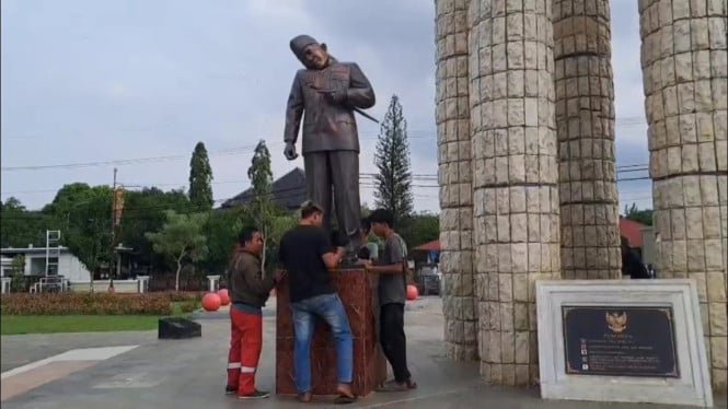 Últimas noticias sobre la cabeza de la estatua de Soekarno que se ha vuelto viral porque está inclinada en Indramayu: ¡está en reparación!