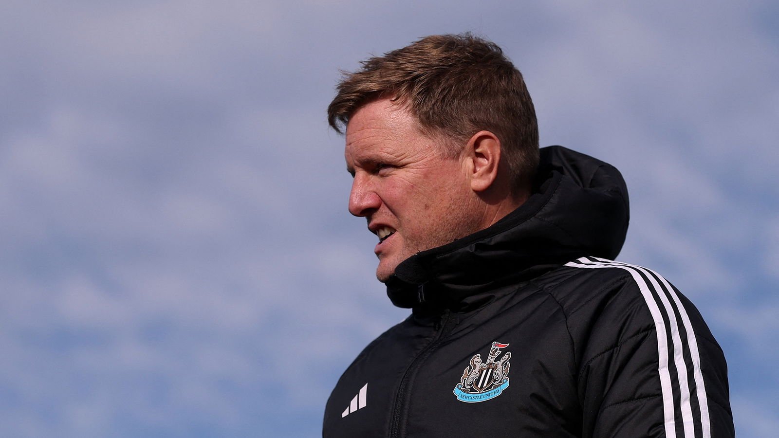 1763805445_eddie-howe-training-close-up-newcastle-united-nufc-2000.jpg