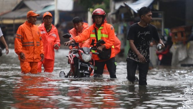 6596935ebd747-intensitas-tinggi-banjir-landa-beberapa-titik-di-jakarta_665_374.jpg