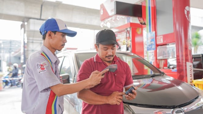 68ea49d032e31-pelayanan-petugas-spbu-pertamina-kepada-konsumen_665_374.jpg