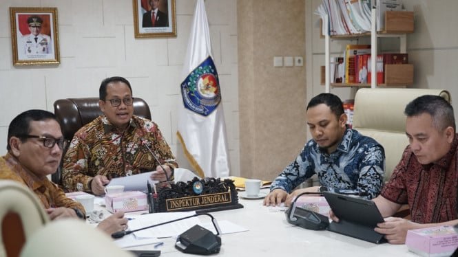 691750a289c7a-inspektorat-jenderal-kemendagri-mahendra-menggelar-rapat-koordinasi_665_374.jpg
