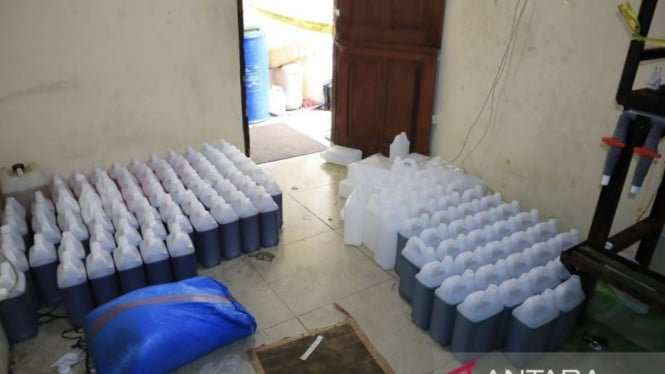 69175592f2473-polisi-ungkap-produksi-sabun-cair-palsu-di-bekasi_665_374.jpg