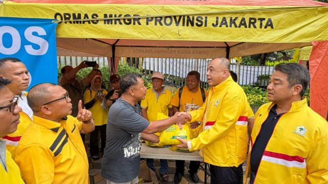 6918861c07527-dpd-golkar-dki-jakarta-menggelar-baksos-sembako-murah_665_374.jpg