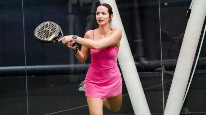 691add4aac606-nia-ramadhani-bermain-olahraga-padel_665_374.jpg