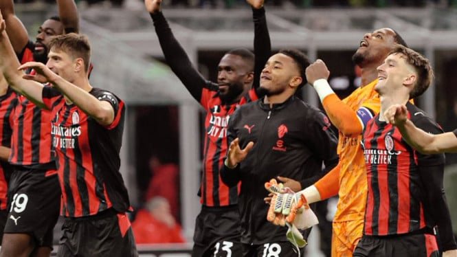 6929e852e39d7-pemain-ac-milan-merayakan-kemenangan-atas-inter-milan_665_374.jpeg