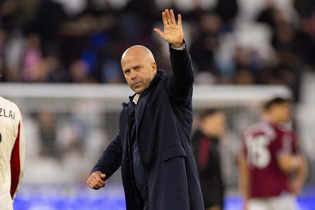 A Arne Slot le encantaron los cánticos de los aficionados del LFC: “Hacen que el club sea especial”