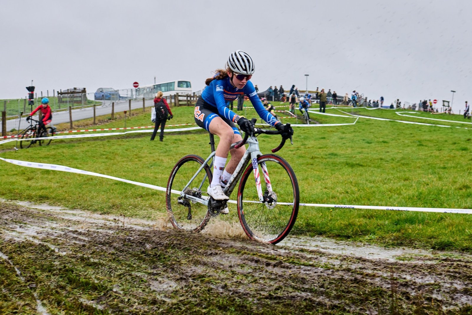 “Carreras agresivas, lucha por la posición” lleva a los talentos estadounidenses Abbygail Cole y Luke Johnson desde el final de la parrilla a los podios en EuroCrossAcademy en los Países Bajos